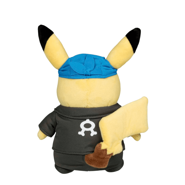 Pikachu Cosplay Team Aqua peluche de dos, vêtue d'un costume noir et d'une casquette bleue, 36cm.