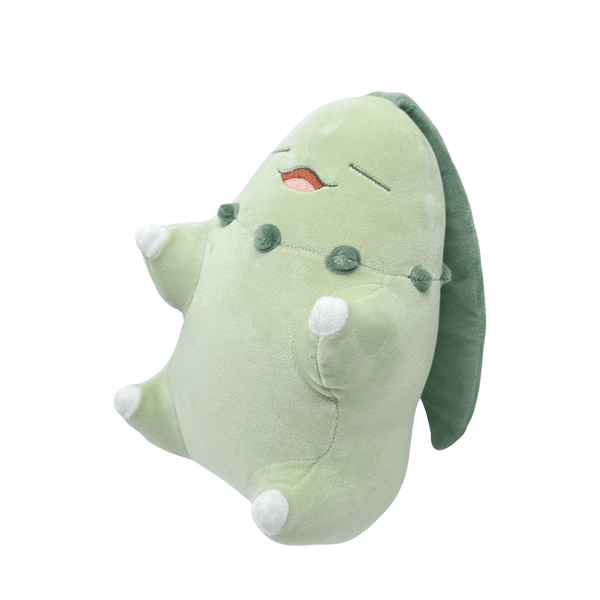 Coussin Germignon en peluche vert pâle, avec une grande feuille vert foncé dans le dos et des détails brodés