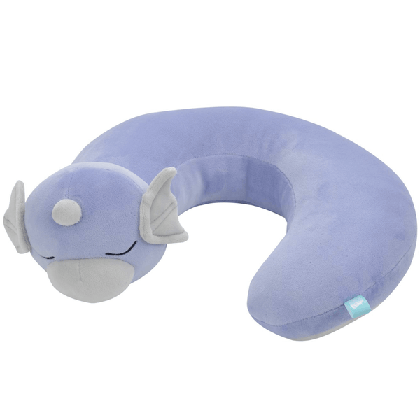 Coussin Minidraco en peluche bleu lavande, avec ventre et nageoires gris clair, yeux fermés et forme incurvée.