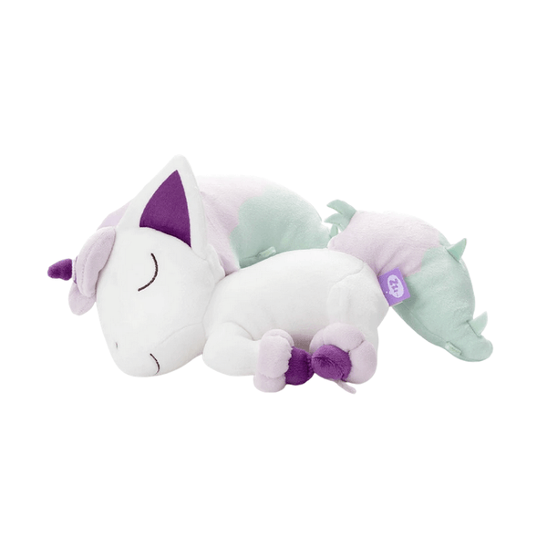 Coussin Ponyta de Galar en peluche blanche et menthe, avec crinière lilas, oreilles violettes et yeux fermés.