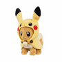 Peluche Évoli en costume de Pikachu, jaune et beige, avec de longues oreilles noires, des joues rouges et une capuche. Evoli Cosplay aux grands yeux brodés.