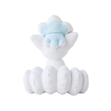 Peluche Goupix d'Alola blanche et bleu pâle, au pelage doux et à la queue formée de plusieurs boucles.