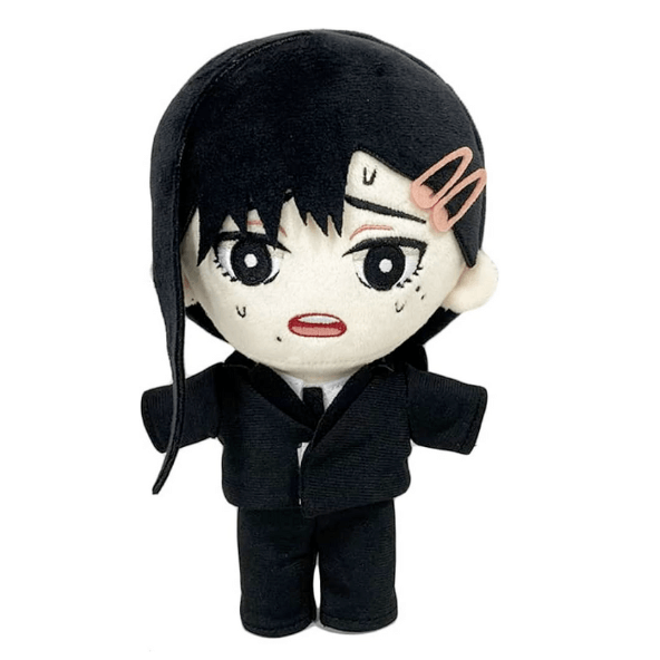 Peluche Higashiyama Kobeni aux cheveux noirs, visage brodé expressif et costume noir avec une pince rose dans les cheveux.