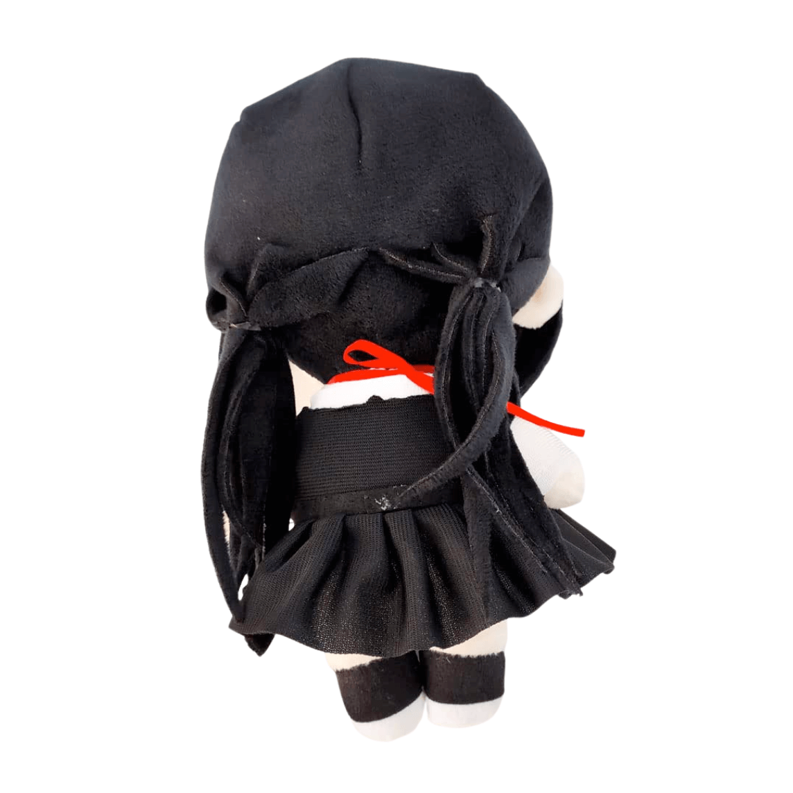 Mitaka Asa, peluche en tissu noir aux cheveux longs, robe plissée et ruban rouge noué dans le dos.