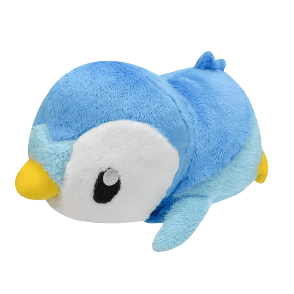 Peluché Coussin Tiplouf bleu en peluche douce, avec ventre et visage blancs, bec jaune et nageoires étendues.