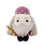 Peluche peluche Albus Dumbledore en tissu beige, avec longue barbe blanche, lunettes rondes, bonnet violet étoilé et baguette.