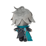Peluche Alhaitham aux cheveux gris, vêtue d’une tenue noire et turquoise ornée de motifs argentés, vue de dos.