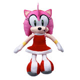 Peluche Amy Rose rose en tissu doux, aux grands yeux verts, vêtue d’une robe rouge et de chaussures rouges et blanches