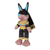 Peluche Anubis aux oreilles noires et bleues, avec foulard doré et bleu, pantalon noir et cape ornée de motifs égyptiens.