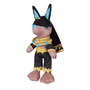 Peluche Anubis aux oreilles noires et bleues, avec foulard doré et bleu, pantalon noir et cape ornée de motifs égyptiens.