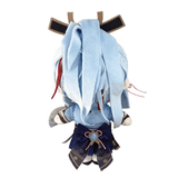 peluche Ayaka bleue et blanche en tissu doux, avec de longs cheveux et une tenue bleu marine ornée de motifs dorés