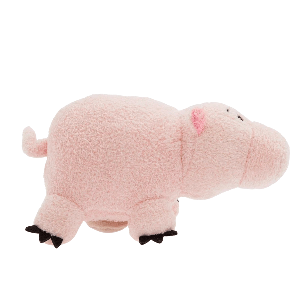 Peluche Bayonne rose pâle en tissu doux, avec une silhouette de cochon, de petites oreilles et des sabots noirs.