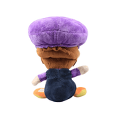 Peluche Bébé Waluigi en tissu doux violet, brun et bleu marine, vue de dos avec grande casquette et bras tendus.