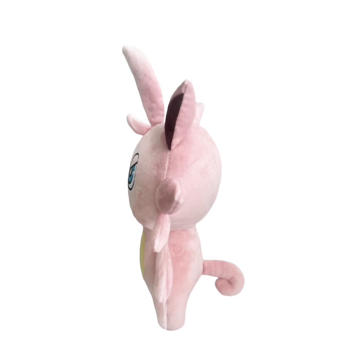 Peluche Cattiva rose pâle en tissu doux, avec de longues oreilles pointues, une queue recourbée et un visage brodé.