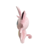 Peluche Cattiva rose pâle en tissu doux, avec de longues oreilles pointues, une queue recourbée et un visage brodé.