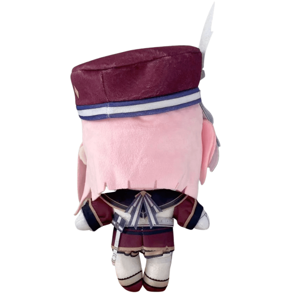 Peluche Charlotte aux cheveux roses, vêtue d’un uniforme blanc et bordeaux avec un chapeau assorti, vue de dos.