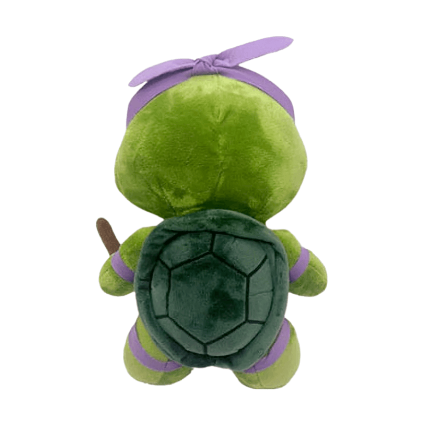 peluche Donatello verte en tissu doux, vue de dos, avec carapace sombre cousue et bandeau violet noué