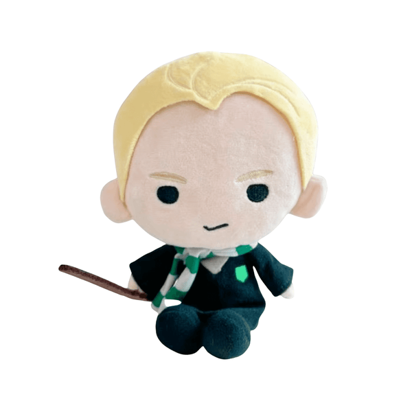 peluche Drago Malefoy aux cheveux blonds, vêtue d’une robe noire et d’une cravate verte, avec une baguette