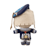 peluche Freminet vêtue d’un uniforme bleu marine, blanc et gris, avec un béret bleu et des cheveux beige clair