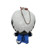 peluche Gagamaru Gin à tête ronde blanche et noire, vue de dos, portant un maillot bleu numéro 6 et une chaîne