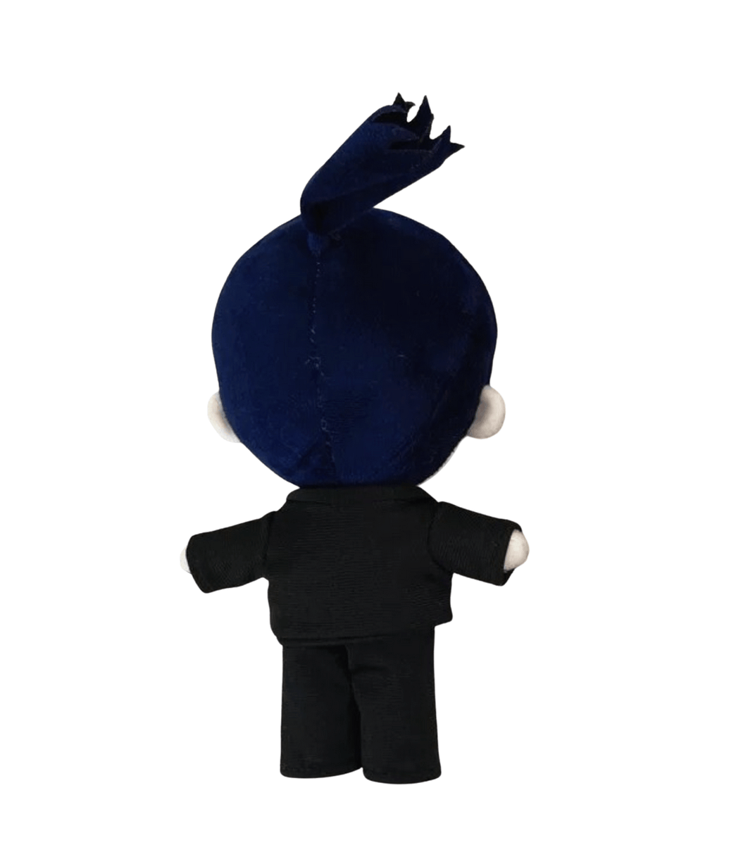 peluche Hayakawa Aki en tissu bleu marine et noir, vue de dos, avec cheveux relevés en pointe et tenue sombre