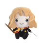 peluche Hermione Granger aux cheveux châtain clair, en tissu doux, vêtue d’une robe noire et d’une écharpe rouge et jaune, tenant une baguette