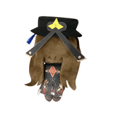 Peluche Hu Tao Genshin Impact aux cheveux bruns, chapeau noir orné d’une étoile jaune et tenue sombre à motifs rouges.