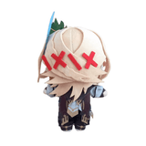 Peluche Kaveh de Genshin Impact avec grand chapeau beige, croix rouges, cheveux blonds et tenue sombre ornée de bleu