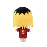 Peluche Kenma Kozume en tissu, vue de dos, avec des cheveux noirs et blonds et un maillot rouge numéro 5.