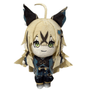 Peluche Kirara beige et noire, avec cheveux blonds, oreilles de chat pointues, yeux verts et tenue bleue brodée.