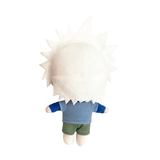 Peluche Kirua Zoldik vue de dos, avec des cheveux blancs hérissés, un haut bleu et un short vert.