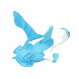Peluche peluche Latios bleue et blanche en tissu doux, avec un œil rouge et de grandes ailes déployées.