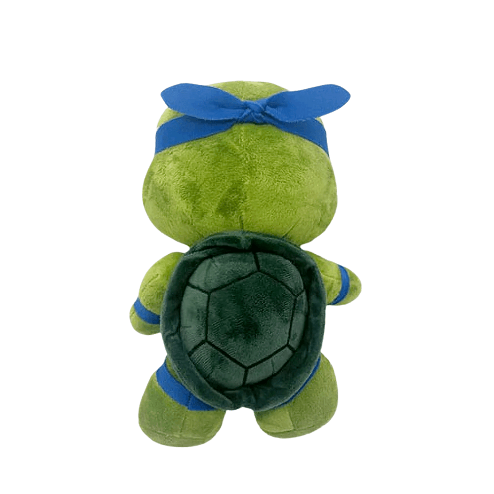 peluche Leonardo verte en tissu doux, vue de dos avec bandeau bleu et carapace vert foncé à motifs hexagonaux