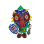 Peluche Link portant un masque bleu et rouge, une tunique verte, un bouclier décoré et une épée grise.