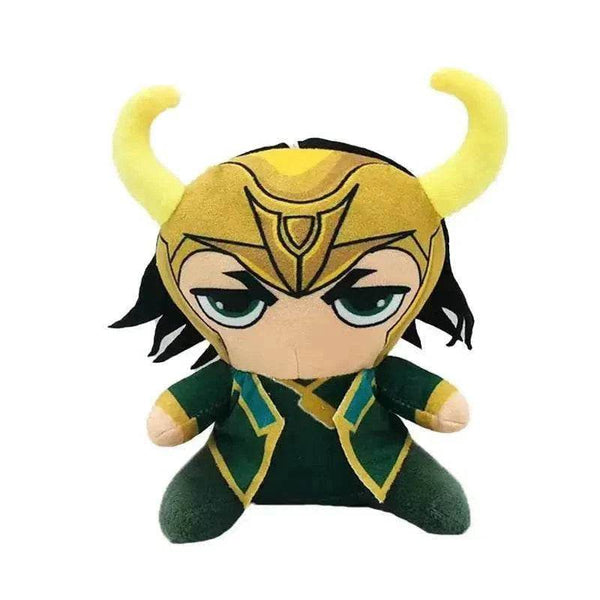 peluche Loki en tissu vert et or, avec casque à grandes cornes jaunes, cheveux noirs et costume orné de motifs.