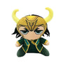 peluche Loki en tissu vert et or, avec casque à grandes cornes jaunes, cheveux noirs et costume orné de motifs.