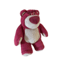 peluche Lotso en tissu rose framboise à poils bouclés, avec museau et ventre crème, grand nez bordeaux