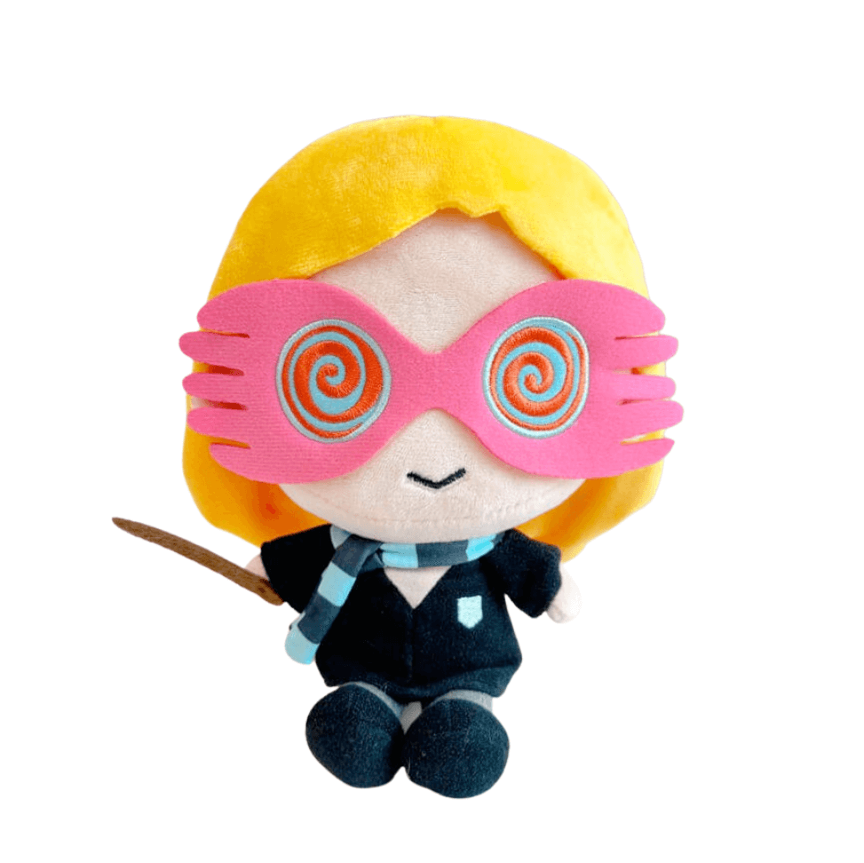 peluche Luna Lovegood aux cheveux blonds, masque rose à spirales turquoise et tenue bleu marine avec écharpe rayée