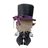 Peluche Lyney de dos, avec un haut-de-forme noir orné d’un ruban violet et une tenue de magicien sombre