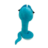 Peluche Maddie en tissu turquoise, représentant un serpent au long cou, à la tête ronde et à la queue recourbée.