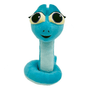 Peluche Maddie en forme de serpent turquoise, avec un ventre bleu clair, de grands yeux et un sourire brodé.