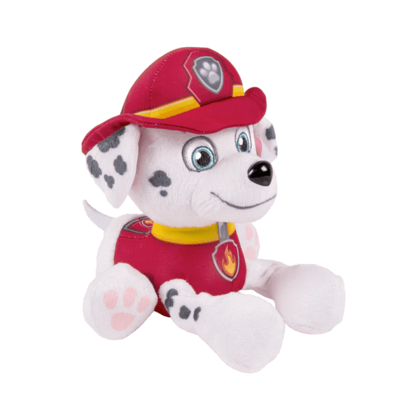 Peluche Marcus dalmatien blanc à taches noires, portant un uniforme rouge et un casque de pompier assorti.
