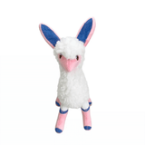 Peluche Melpaca blanche à la laine bouclée, avec de longues oreilles bleues bordées de rose et un museau rose.