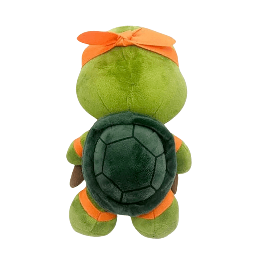 Peluche Michelangelo verte en tissu doux, vue de dos, avec carapace vert foncé et bandeau orange noué