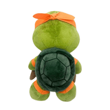 Peluche Michelangelo verte en tissu doux, vue de dos, avec carapace vert foncé et bandeau orange noué
