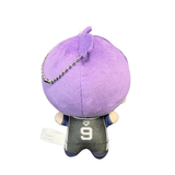 Peluche Mikage Reo violette en tissu doux, vue de dos avec maillot noir numéro 9 et chaîne porte-clés.
