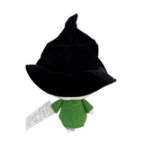 peluche Minerva McGonagall portant un grand chapeau noir et une robe verte, avec une étiquette en papier attachée
