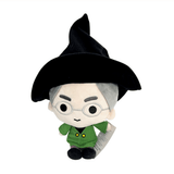 peluche Minerva McGonagall aux cheveux gris, lunettes rondes, robe verte et grand chapeau noir pointu