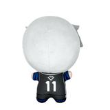 peluche Nagi Seishiro en tissu gris clair et uniforme noir à manches bleues, avec le numéro 11 au dos