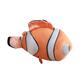Peluche Nemo orange en tissu doux, avec des rayures blanches bordées de noir et des nageoires rembourrées.